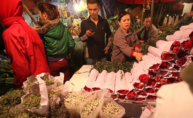 Giá thành so với Tết năm trước không có sự biến đổi lớn. Một chục cúc vàng 40.000 đồng, ngoài ra 500.000 đồng đến 800.000 đồng một chục hoa ly.