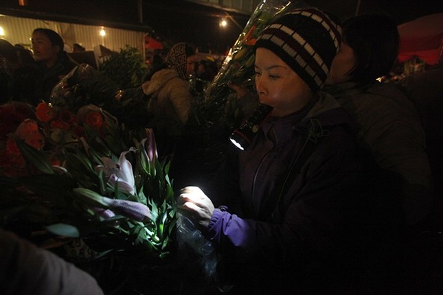 Mỗi lái buôn đến chợ đều trang bị một chiếc đèn pin để kiểm tra màu hoa và độ dập nát.