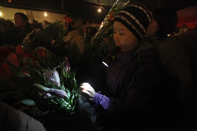 Mỗi lái buôn đến chợ đều trang bị một chiếc đèn pin để kiểm tra màu hoa và độ dập nát.
