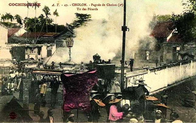 Đốt pháo Tết trong một sân chùa ở Chợ Lớn 1905. Quanh chùa có xây tường bao. Bên ngoài là nhà dân, tường xây, ngói đỏ nhưng chưa có lầu. Cả vườn trầu cau, cây lá rậm rạp. Bức ảnh được chụp một phía hông chùa nên không xác định được đây là chùa nào. Có thể là Nhị Phủ Miếu (nay ở số 264 Hải Thượng Lãn Ông, quận 5)