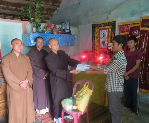Đại đức Thích Tịnh Đức - Phó Ban Trị Sự GHPGVN tỉnh Quảng Nam thăm hỏi động viên các gia đình nạn nhân  chết do lật ghe 2.JPG
