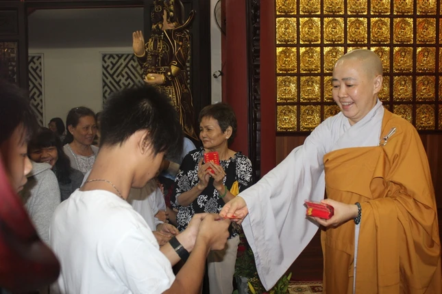 Lễ chùa đầu năm.1.JPG