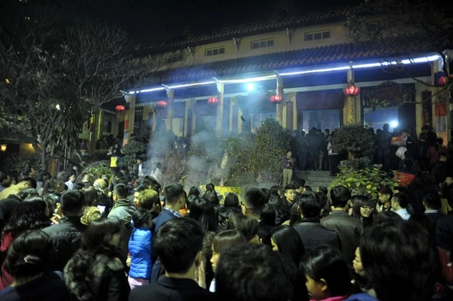 Sân chùa chật cứng người đứng thắp hương, xin lộc đầu năm. Tại gian Tam bảo cũng tương tự.