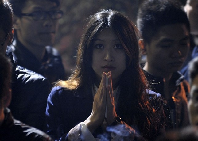 Nhân ngày đầu năm, mọi người đến đây cầu tài, lộc, bình an đến cho gia đình họ.