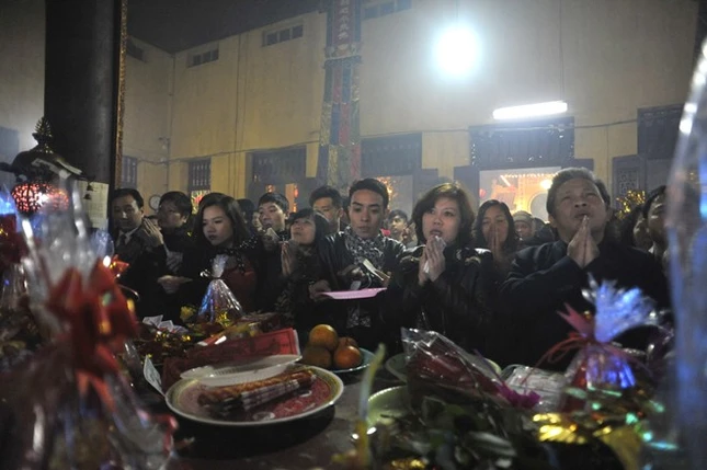 Đồ lễ không có nhiều, chủ yếu là lòng thành tâm. Nhiều người trong số này sau khi đi đón giao thừa trên phố về liền vào chùa thắp hương.