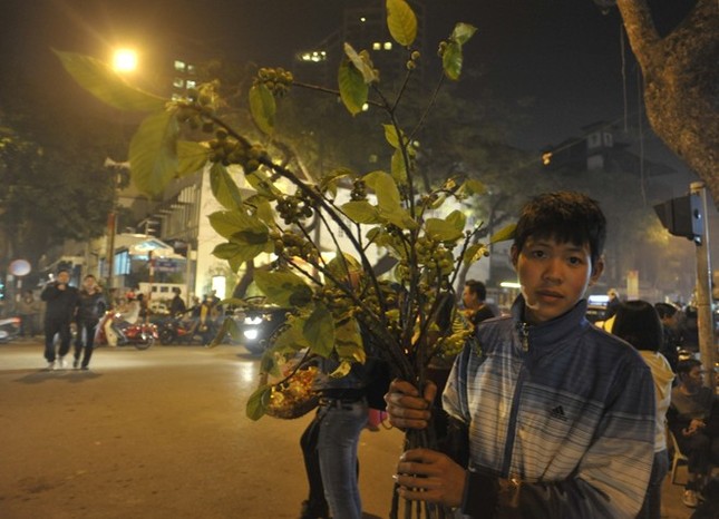 Ngoài cửa, nhiều người còn bán cả các cành lộc với giá 15.000 đồng.