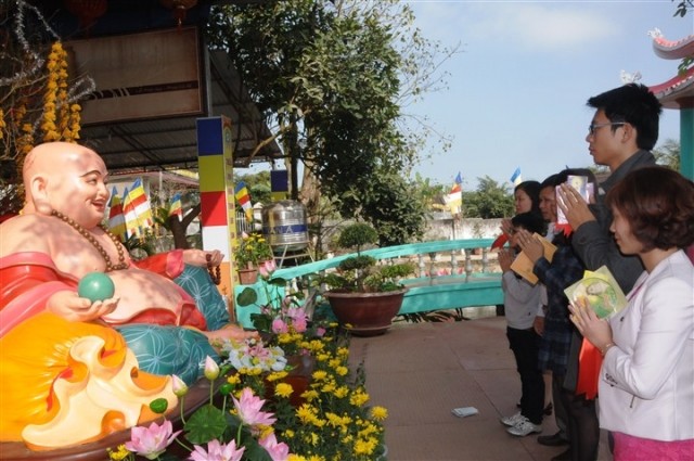 Về chùa Ông Sư mừng xuân Di Lặc ảnh 3 anh ong su 6.jpg