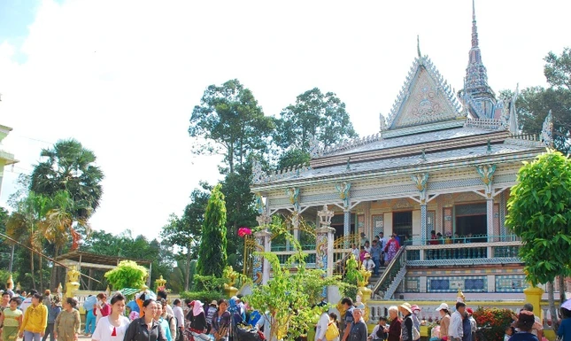 Điểm du lịch tâm linh chùa Sro Lôn (xã Đại Tâm, huyện Mỹ Xuyên) thu hút đông đảo khách tham quan chiêm bái ngày đầu năm.jpg