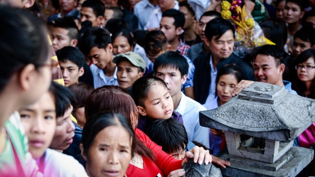 Hơn 5 vạn du khách chen chân trẩy hội chùa Hương ảnh 5 Hơn 5 vạn du khách chen chân trẩy hội chùa Hương ảnh 5
