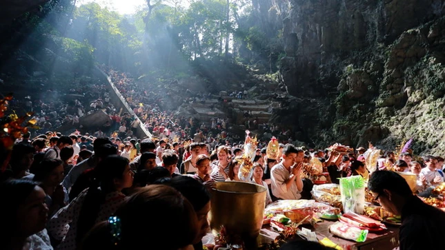 Hơn 5 vạn du khách chen chân trẩy hội chùa Hương ảnh 6