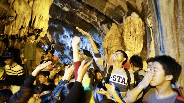 Hơn 5 vạn du khách chen chân trẩy hội chùa Hương ảnh 7 Hơn 5 vạn du khách chen chân trẩy hội chùa Hương ảnh 7