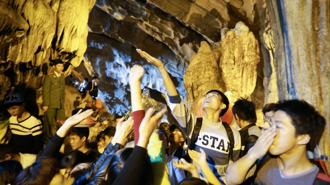 Hơn 5 vạn du khách chen chân trẩy hội chùa Hương ảnh 7