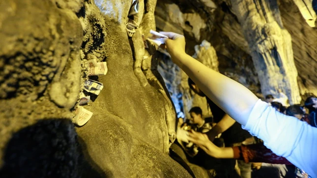 Hơn 5 vạn du khách chen chân trẩy hội chùa Hương ảnh 8