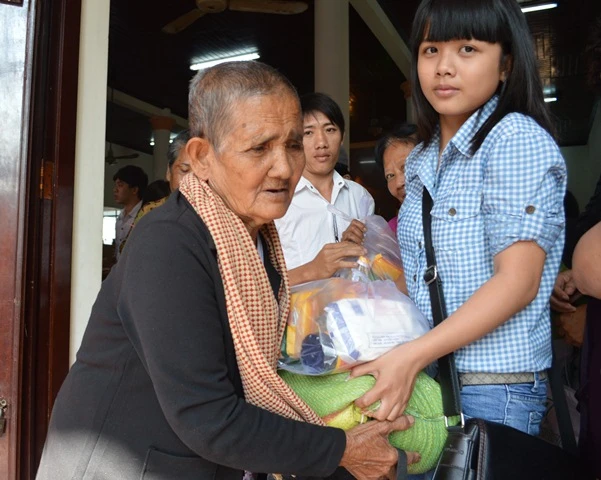 Ban tổ chức trao quà tết cho người già neo đơn.JPG