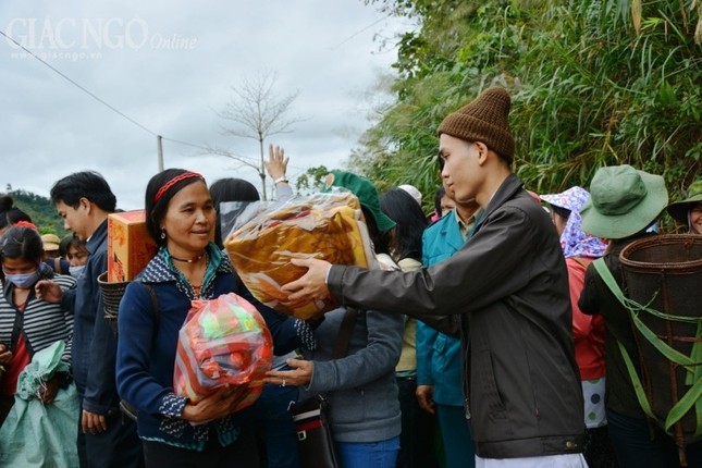 Chùa Bà Đa tặng quà đồng bào Cơ-tu ở Quảng Nam ảnh 1 anh 3.jpg