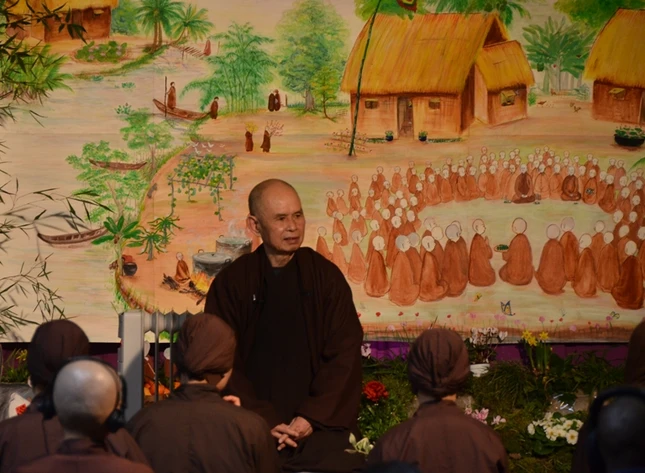 Gánh nước giếng quê
thơm thảo với giao thừa Làng Mai ảnh 1 langmai 1.jpg