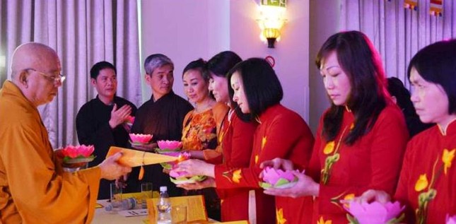 CH Séc: Hơn 600 Phật tử cầu an tại Praha ảnh 3 Praha 12.jpg