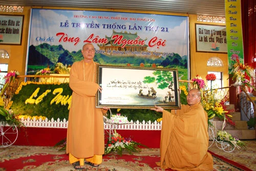 tang qua luu niem.JPG