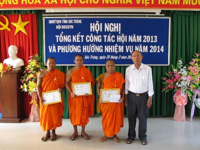 ảnh 5, NGND Lâm Es, Chủ tịch Hội Khuyến học tỉnh Sóc Trăng trao Kỷ niệm chương Vì  sự nghiệp Khuyến học cho 03 vị sư.jpg