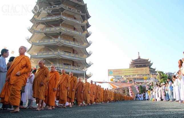 Hơn 1.500 Tăng Ni Hệ phái Khất sĩ trì bình khất thực ảnh 9 1 giang17.jpg