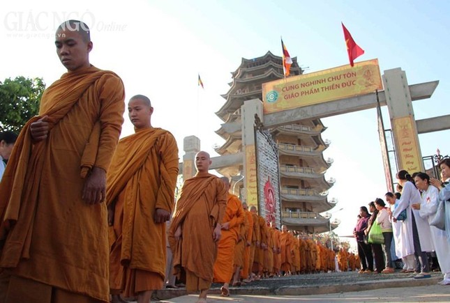 Hơn 1.500 Tăng Ni Hệ phái Khất sĩ trì bình khất thực ảnh 10 1 giang19.jpg