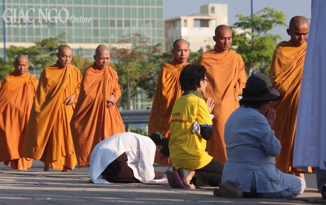 Hơn 1.500 Tăng Ni Hệ phái Khất sĩ trì bình khất thực ảnh 16 1 giang26.jpg