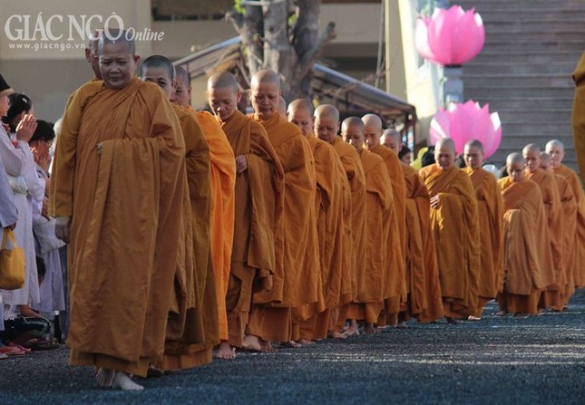 Hơn 1.500 Tăng Ni Hệ phái Khất sĩ trì bình khất thực ảnh 26 1 giang32.jpg