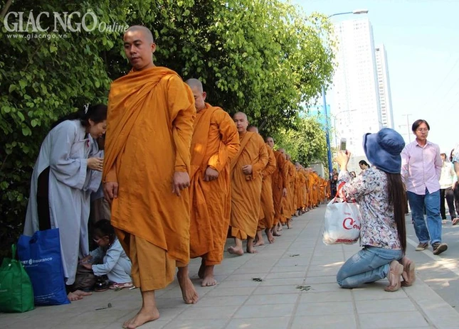 Hơn 1.500 Tăng Ni Hệ phái Khất sĩ trì bình khất thực ảnh 17 1 giang43.jpg