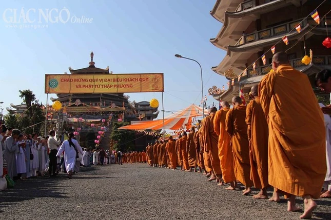 Hơn 1.500 Tăng Ni Hệ phái Khất sĩ trì bình khất thực ảnh 25 1 giang44.jpg