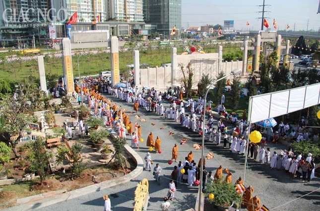 Hơn 1.500 Tăng Ni Hệ phái Khất sĩ trì bình khất thực ảnh 29 1 giang48.jpg