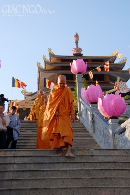 Hơn 1.500 Tăng Ni Hệ phái Khất sĩ trì bình khất thực ảnh 3 1 toan01.jpg