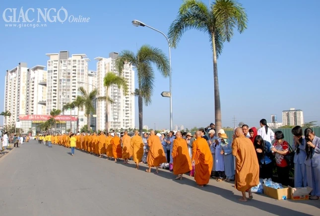 Hơn 1.500 Tăng Ni Hệ phái Khất sĩ trì bình khất thực ảnh 14 1 toan02.jpg