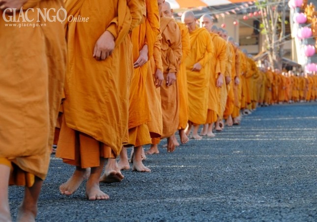 Hơn 1.500 Tăng Ni Hệ phái Khất sĩ trì bình khất thực ảnh 19 1 toan10.jpg