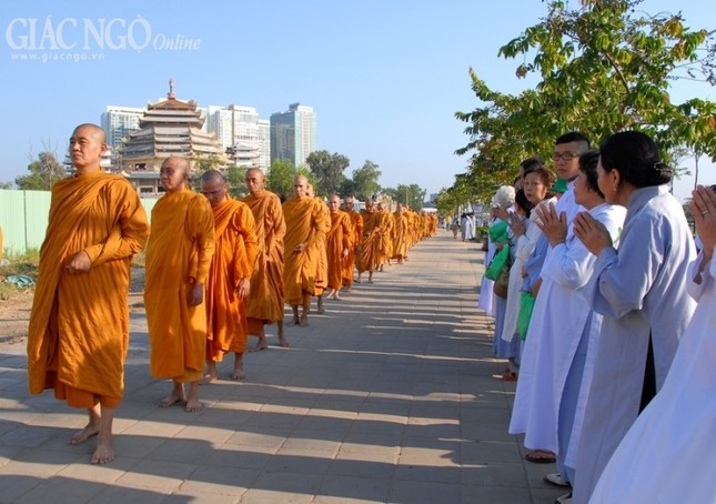 Hơn 1.500 Tăng Ni Hệ phái Khất sĩ trì bình khất thực ảnh 21 1 toan14.jpg