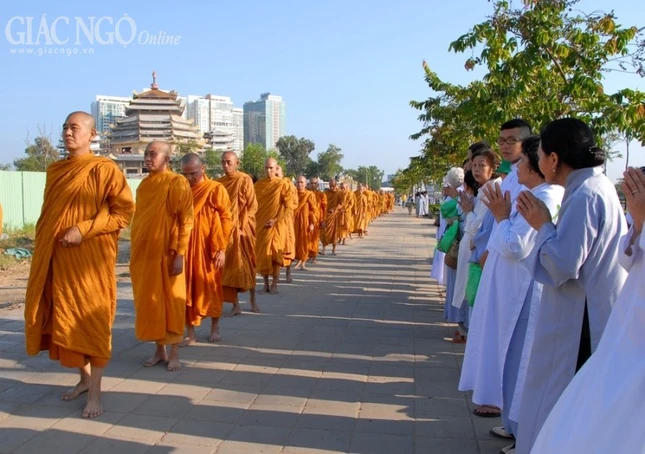 Hơn 1.500 Tăng Ni Hệ phái Khất sĩ trì bình khất thực ảnh 21 1 toan14.jpg