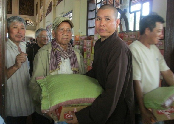 Chùa Đức Hạnh phối hợp tặng quà, xe lăn, xe đạp ảnh 1 IMG_1720.jpg