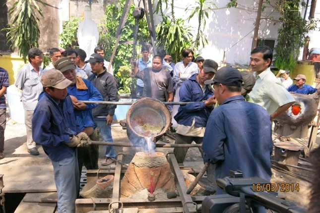 CHÙA LINH SƠN HẢI HỘI TỔ CHỨC LỄ CẨU NGUYỆN XÂY ĐÀI QUAN ÂM - RÓT ĐỒNG ĐÚC ĐẠI HỒNG CHUNG ảnh 11 11.JPG