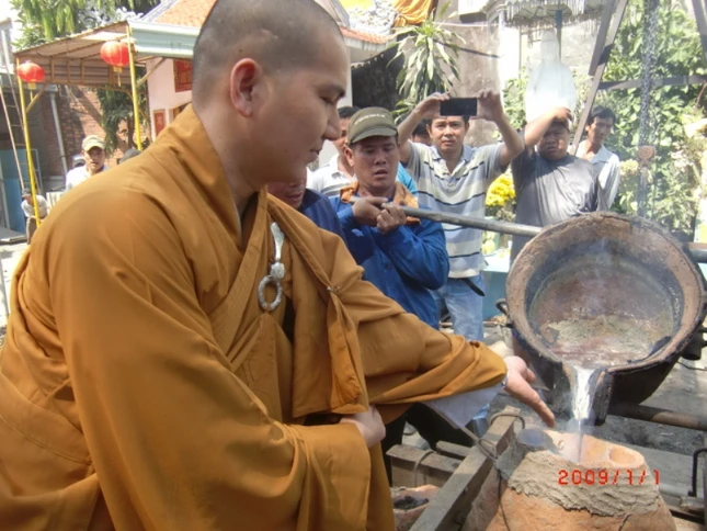 CHÙA LINH SƠN HẢI HỘI TỔ CHỨC LỄ CẨU NGUYỆN XÂY ĐÀI QUAN ÂM - RÓT ĐỒNG ĐÚC ĐẠI HỒNG CHUNG ảnh 16 16.JPG