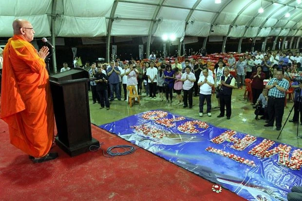 Đức Tăng thống K. Sri Dhammaratana chủ trì buổi lễ.jpg