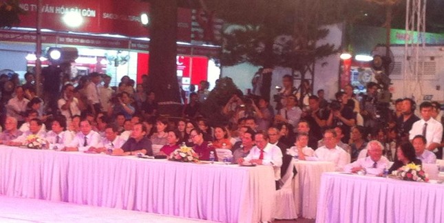 Nhiều chương trình tại Hội sách TP.HCM lần VIII ảnh 3 1 khai mac.jpg