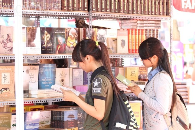 Những kệ sách Phật giáo "hút" người trẻ ảnh 3 sach2.jpg