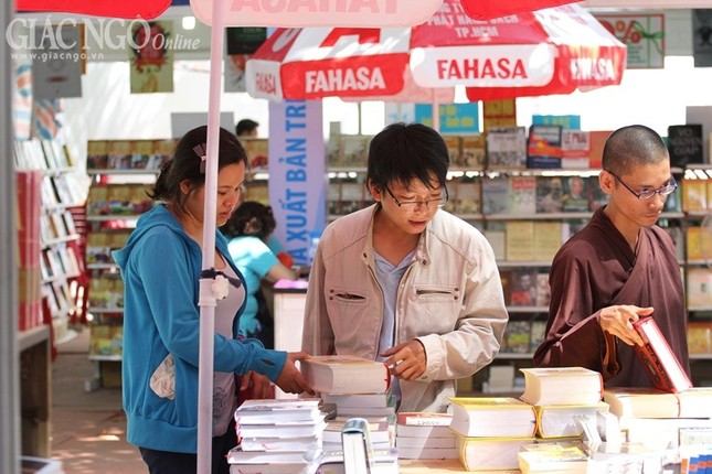 Những kệ sách Phật giáo "hút" người trẻ ảnh 2 sach3.jpg