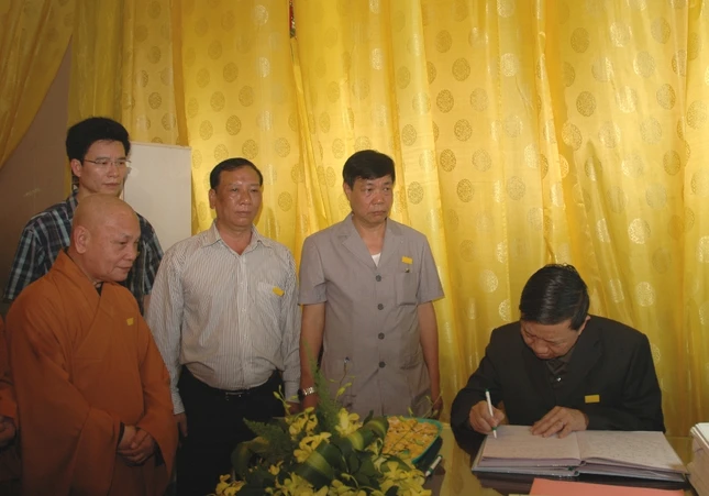 Trên 200 phái đoàn đã về chùa Vạn Đức viếng tang ảnh 3 14.JPG