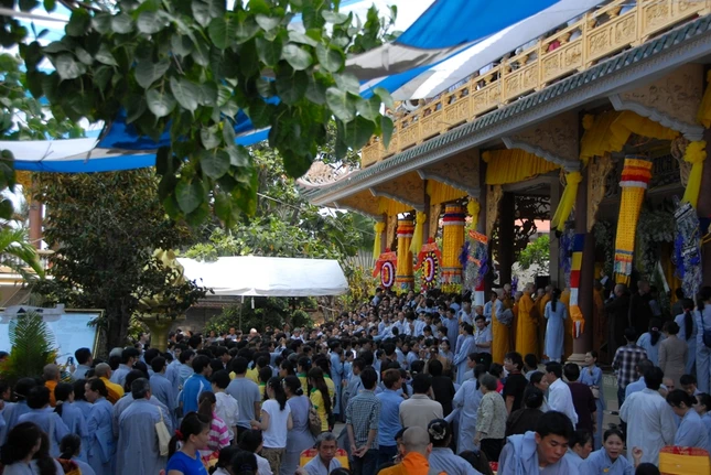 Trên 200 phái đoàn đã về chùa Vạn Đức viếng tang ảnh 5 7.JPG