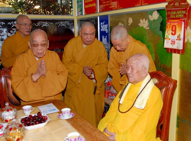 Chư tôn Giáo phẩm GHPGVN chúc mừng khánh tuế Đại lão Hòa thượng vào 29 Tết Quý Tỵ (9-2-2013) - Ảnh: B.Toàn BTN_0049.JPG