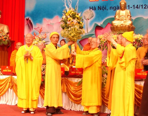 Đại lão Hòa thượng trao lẵng hoa tới Đức Đệ tam Pháp chủ - chúc mừng ngài được Đại hội PG toàn quốc lần VI suy tôn vào ngôi vị Pháp chủ HĐCM GHPGVN HT 2.jpg