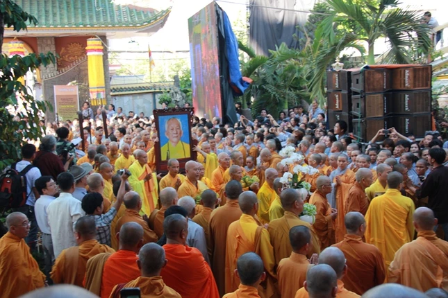 Chùm ảnh đặc biệt: Lễ nhập bảo tháp Đại lão Hòa thượng ảnh 21 q hau 1.JPG