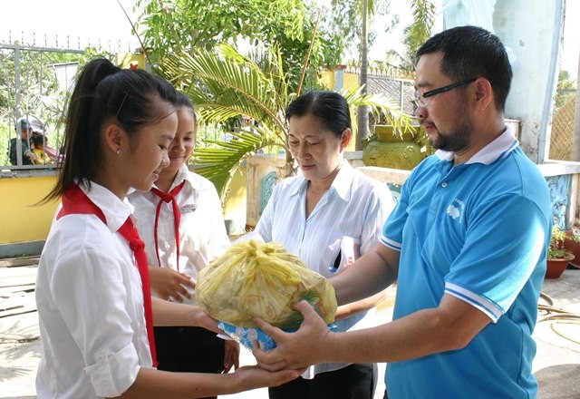 Nhóm Năm Hường cúng dường, tiếp sức đến trường ảnh 1 IMG_1107.jpg