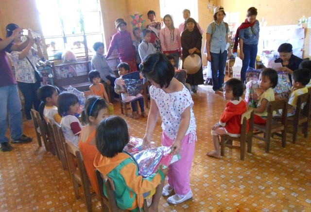 Tình người tới "Bếp cơm khuyến học" sóc Bom Bo ảnh 1 anh tu thien.jpg