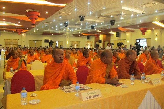 Các vị sư sãi Khmer tham dự buổi họp mặt.JPG